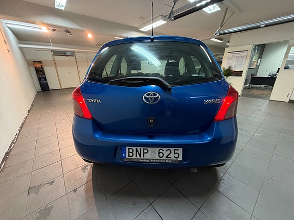 Toyota Yaris 4 of 9