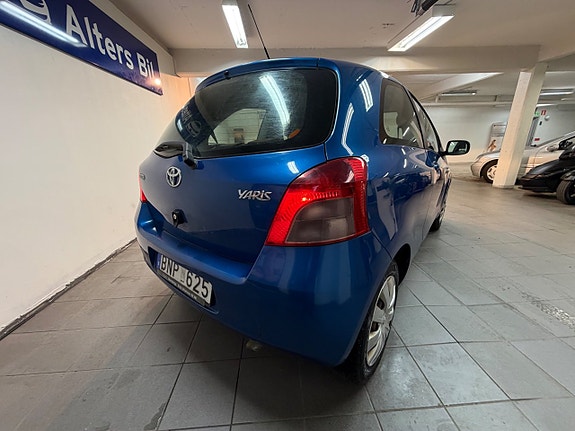 Toyota Yaris 2 of 9