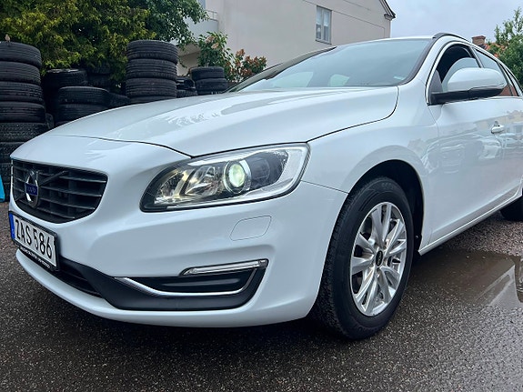 Volvo V60 2 of 10