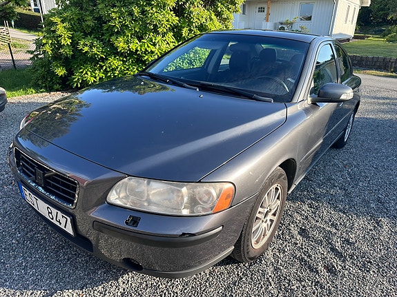 Volvo S60 2 of 5