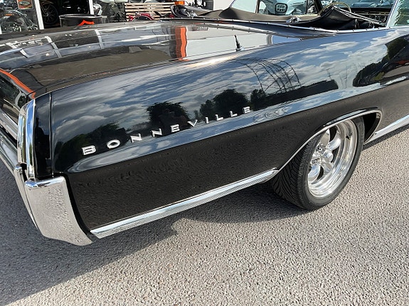 Pontiac Bonneville 3 of 5