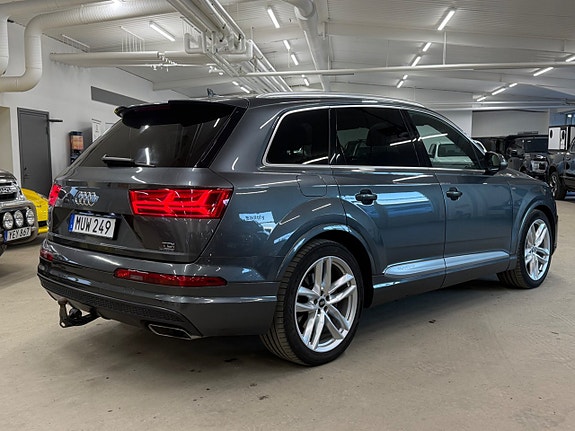 Audi Q7 3 of 5