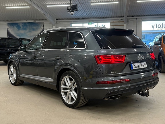 Audi Q7 2 of 5