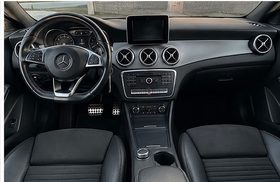 Mercedes-Benz CLA220 3 of 4