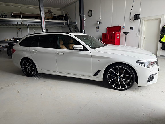 BMW 530i 3 of 5