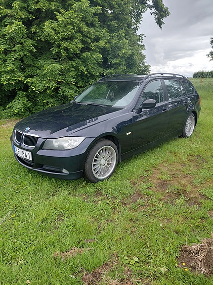 BMW 320d 2 of 5