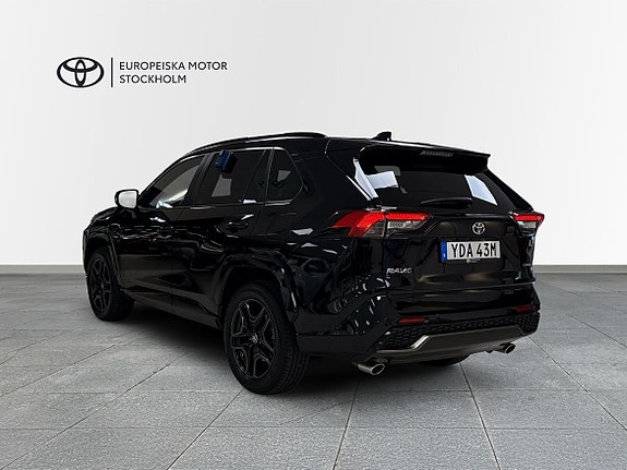 Toyota RAV4 2 of 18