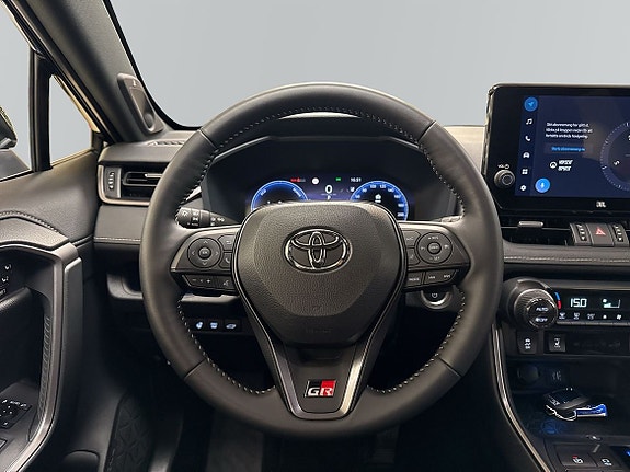 Toyota RAV4 9 of 18