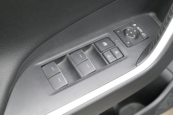 Toyota RAV4 10 of 27