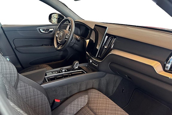 Volvo XC60 10 of 23
