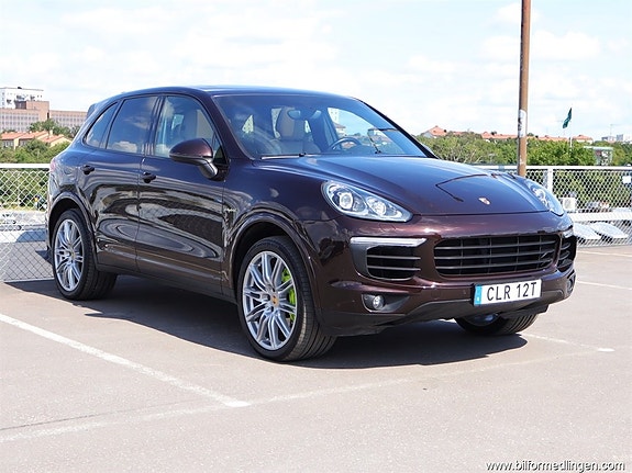 Porsche Cayenne S 2 of 5