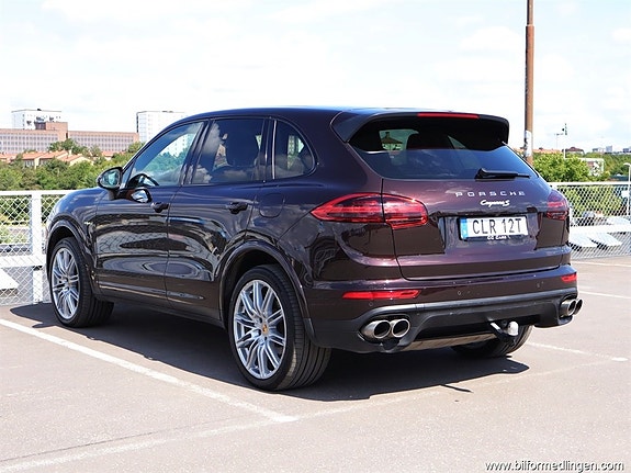 Porsche Cayenne S 4 of 5