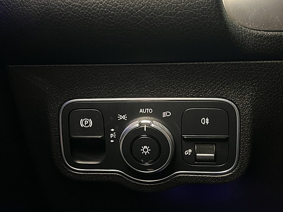 Mercedes-Benz GLB200 18 of 30