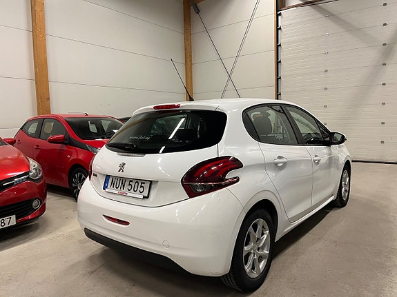 Peugeot 208 3 of 5