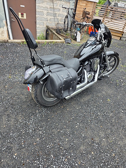 Kawasaki Vulcan 900 Custom 3 of 5