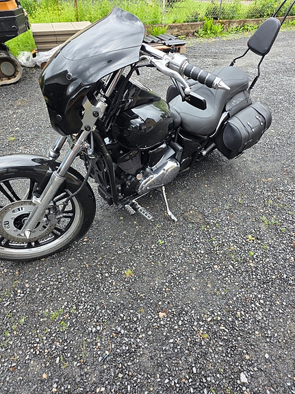 Kawasaki Vulcan 900 Custom 2 of 5