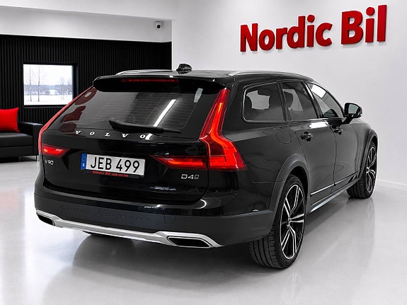 Volvo V90 Cross Country 3 of 5