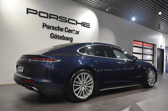 Porsche Panamera 4 4 of 5