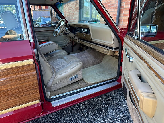 Jeep Wagoneer 13 of 26