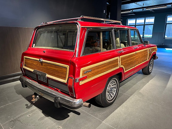 Jeep Wagoneer 5 of 26