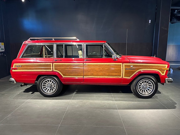 Jeep Wagoneer 4 of 26