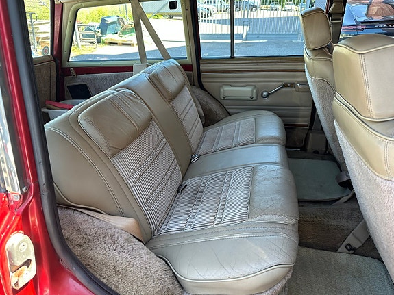 Jeep Wagoneer 21 of 26