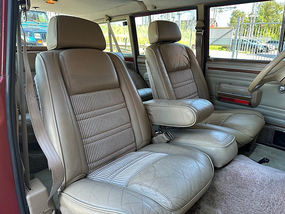 Jeep Wagoneer 12 of 26