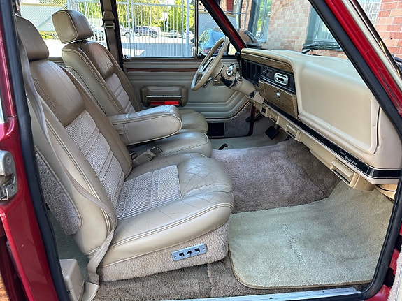 Jeep Wagoneer 14 of 26