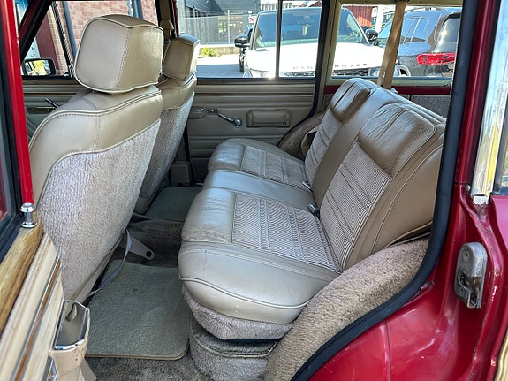 Jeep Wagoneer 11 of 26