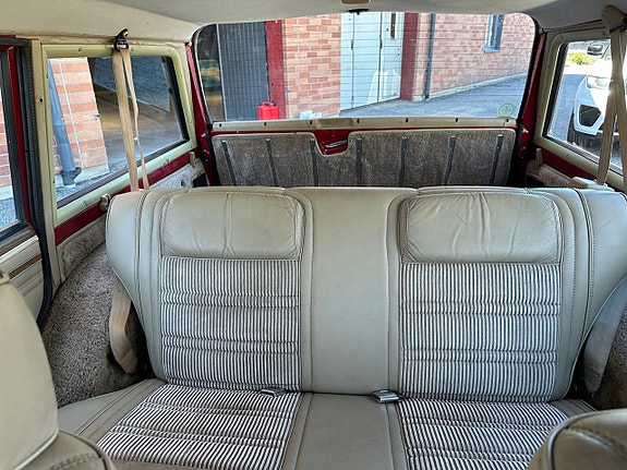 Jeep Wagoneer 18 of 26