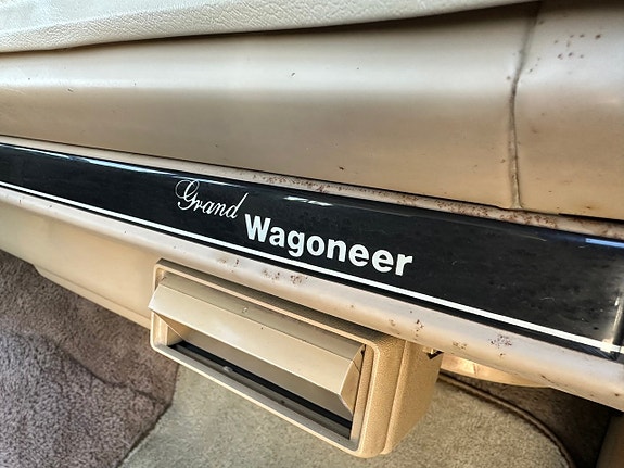 Jeep Wagoneer 19 of 26