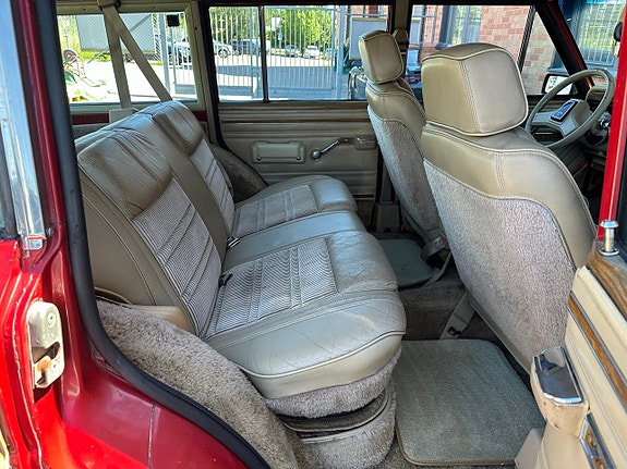 Jeep Wagoneer 16 of 26