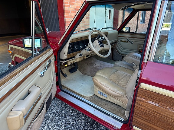 Jeep Wagoneer 9 of 26