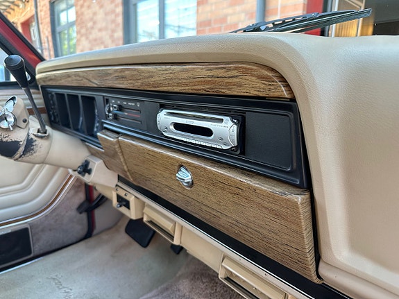 Jeep Wagoneer 20 of 26