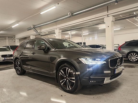 Volvo V90 Cross Country 2 of 5
