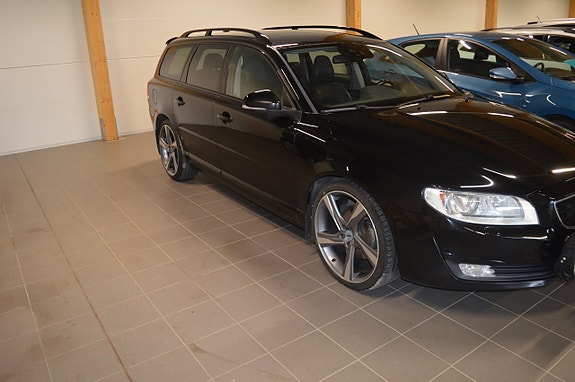 Volvo V70 2 of 5
