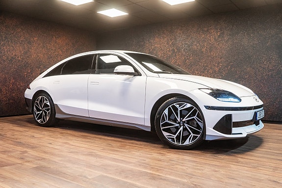 Hyundai Ioniq 6 2 of 5