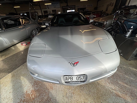 Chevrolet Corvette 4 of 5