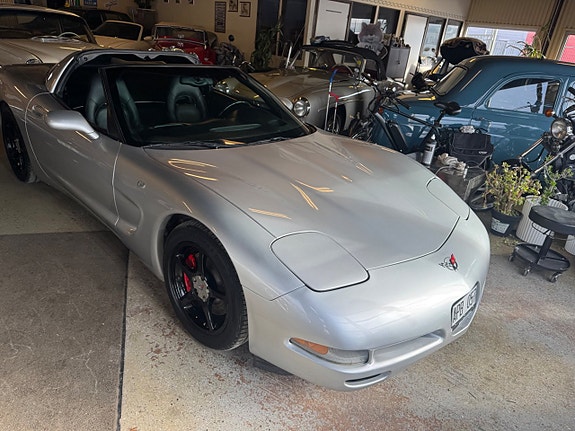 Chevrolet Corvette 2 of 5