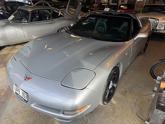 Chevrolet Corvette 3 of 5
