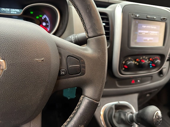 Nissan NV300 21 of 30