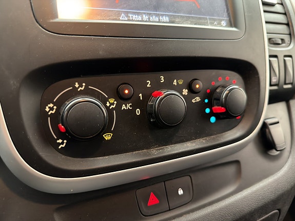 Nissan NV300 26 of 30
