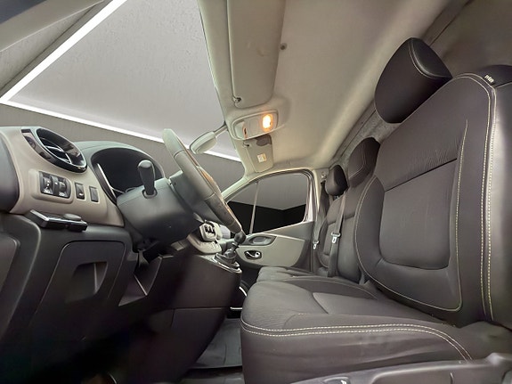 Nissan NV300 16 of 30