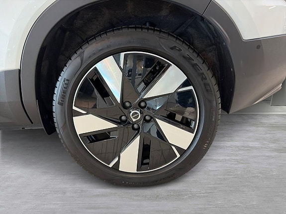 Volvo EX40 3 of 16