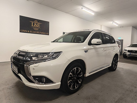 Mitsubishi Outlander 2 of 5