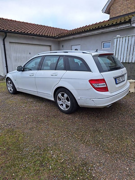 Mercedes-Benz C320 2 of 10