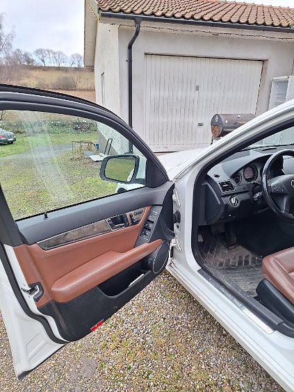 Mercedes-Benz C320 4 of 10