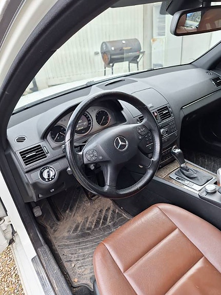 Mercedes-Benz C320 5 of 10
