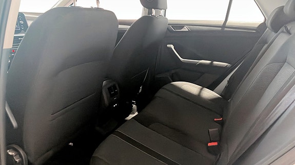 Volkswagen T-Roc 11 of 12