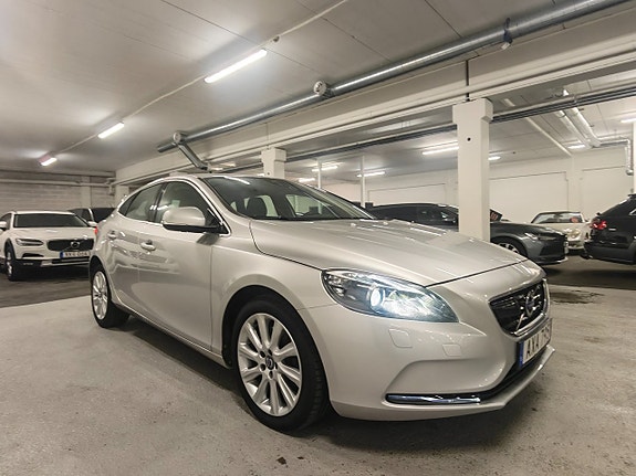 Volvo V40 2 of 5